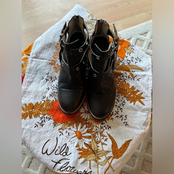 FREEBIRD l Carsen Brown Leather Ankle Bootie Size 7 Western Country Boho Buckle - Picture 11 of 15